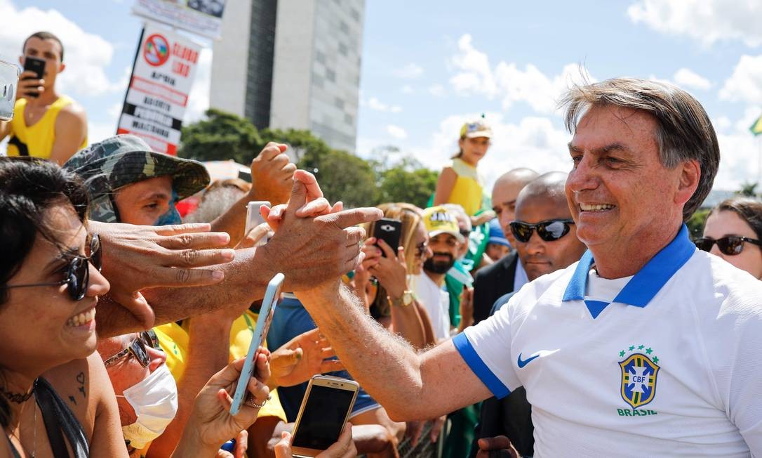 jair-bolsonaro-aperta-mao-apoiadores-brasilia