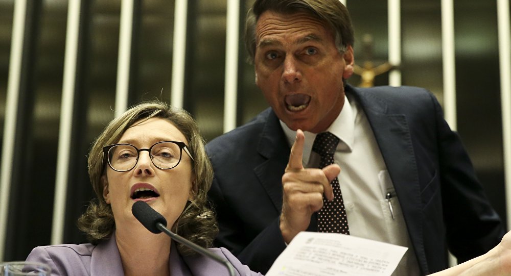 Jair Bolsonaro sanciona Lei da Feminilidade Frágil (o veto faria diferença?)